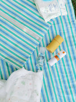 nide-tapis-langer-nomade-accessoires-bebe-motif-rayures-bleues 