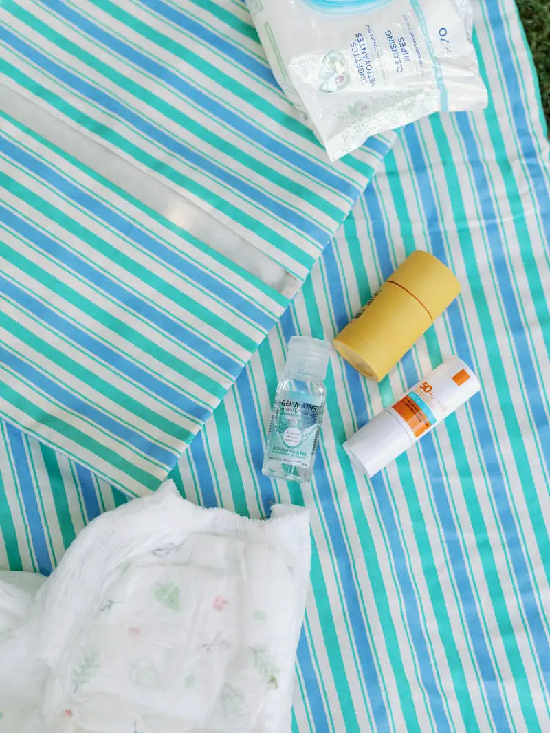 nide-tapis-langer-nomade-accessoires-bebe-motif-rayures-bleues 