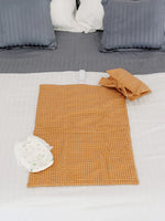 nide-tapis-langer-nomade-carreaux-lit-ouvert 