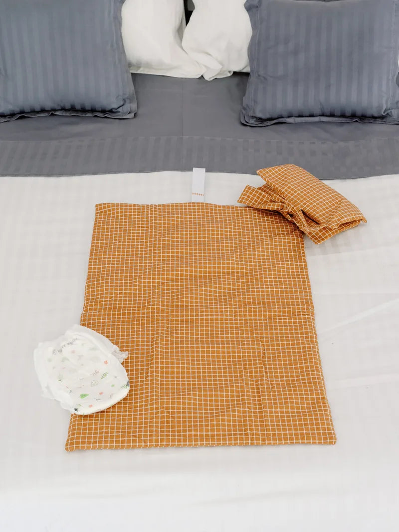 nide-tapis-langer-nomade-carreaux-lit-ouvert 