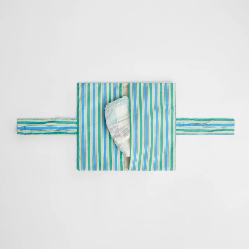 nide-tapis-langer-nomade-carreaux-ouvert-avec-couche 
