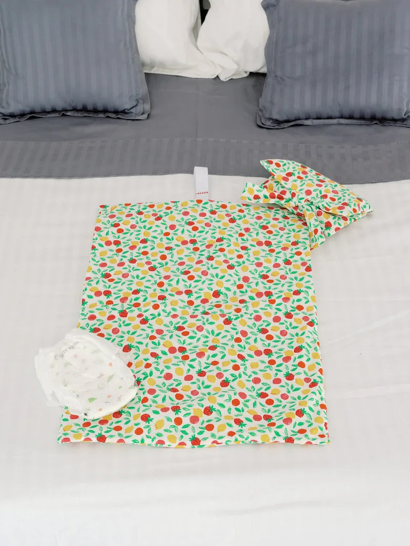 nide-tapis-langer-nomade-fruits-lit-ouvert 