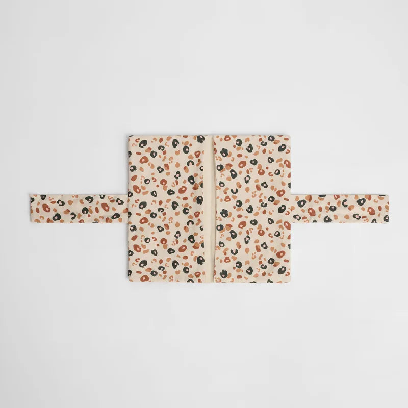 nide-tapis-langer-nomade-leopard-beige-ouvert-a-plat 
