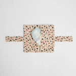 nide-tapis-langer-nomade-leopard-beige-ouvert-avec-couche 