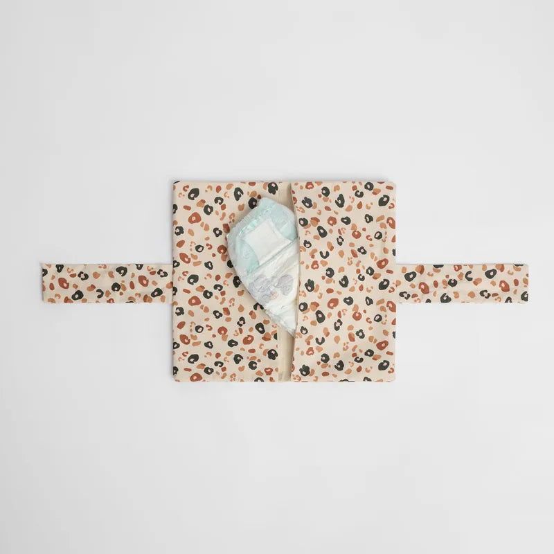 nide-tapis-langer-nomade-leopard-beige-ouvert-avec-couche 