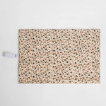 nide-tapis-langer-nomade-leopard-beige-vue-dessus 