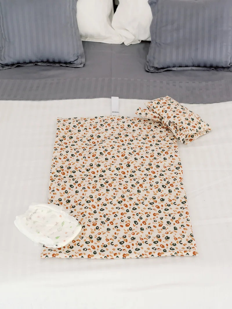 nide-tapis-langer-nomade-leopard-lit-ouvert 