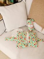 nide-tapis-langer-nomade-motif-fruits-canape-depose 