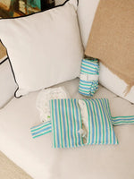 nide-tapis-langer-nomade-motif-rayures-canape-depose 