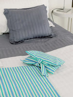 nide-tapis-langer-nomade-motif-rayures-turquoise 