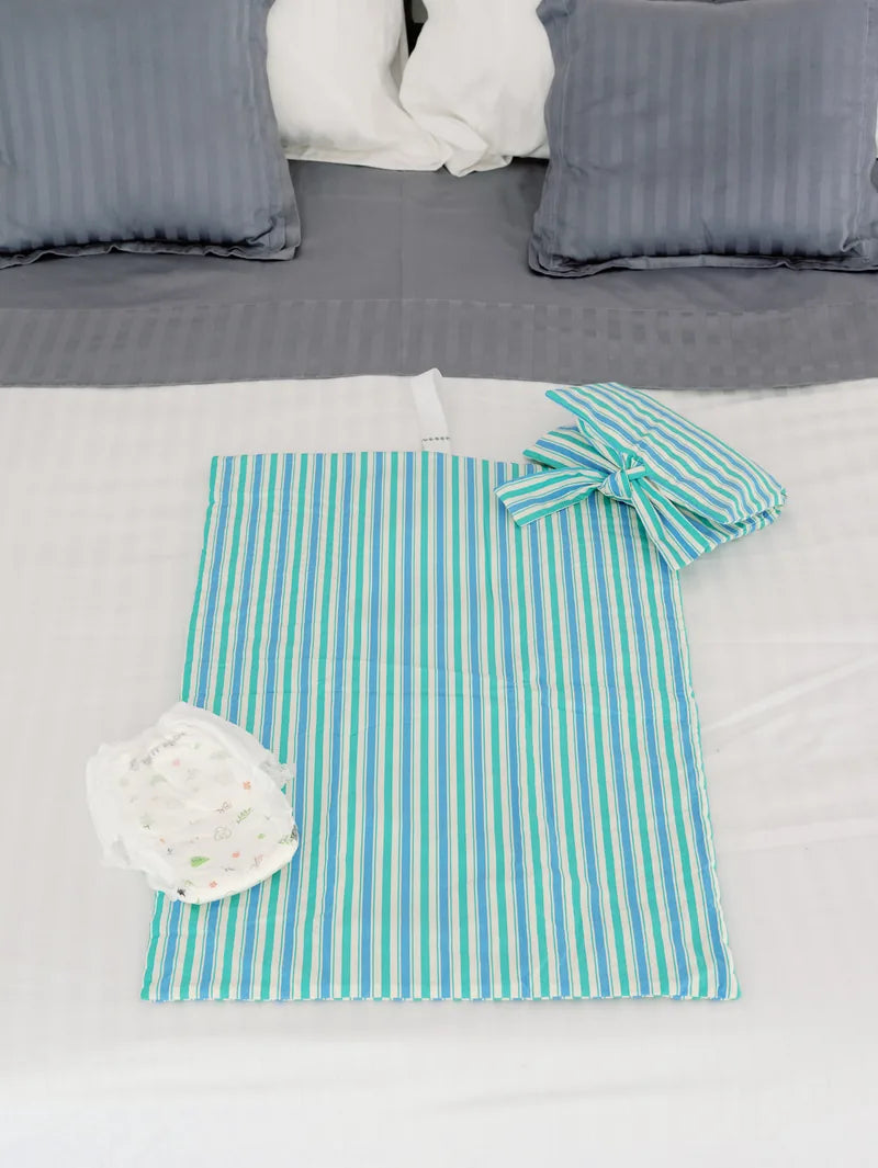 nide-tapis-langer-nomade-rayures-lit-ouvert 