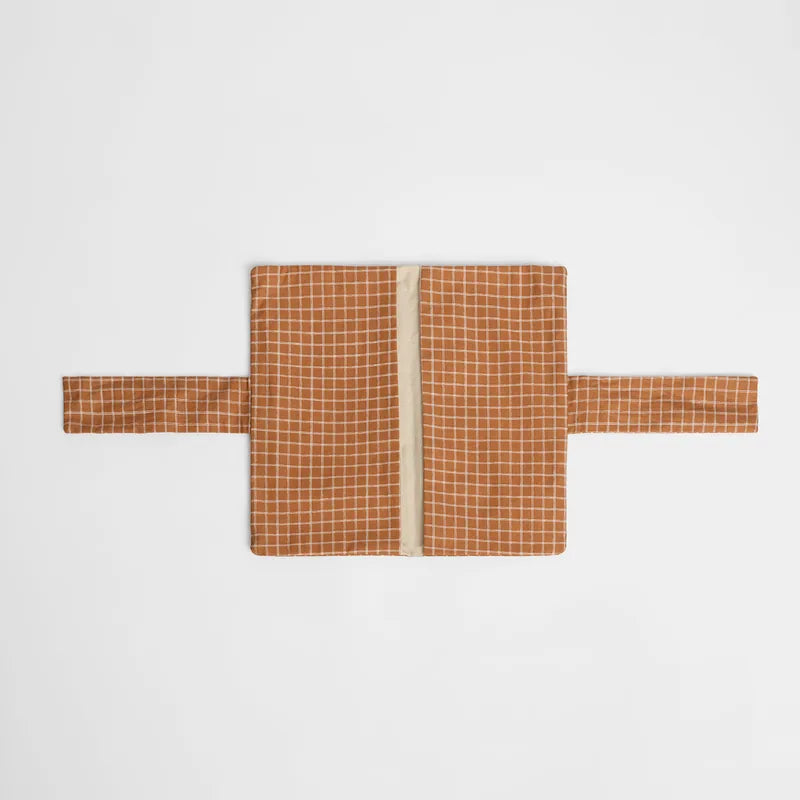 nide-tapis-langer-nomade-rayures-ouvert-a-plat 