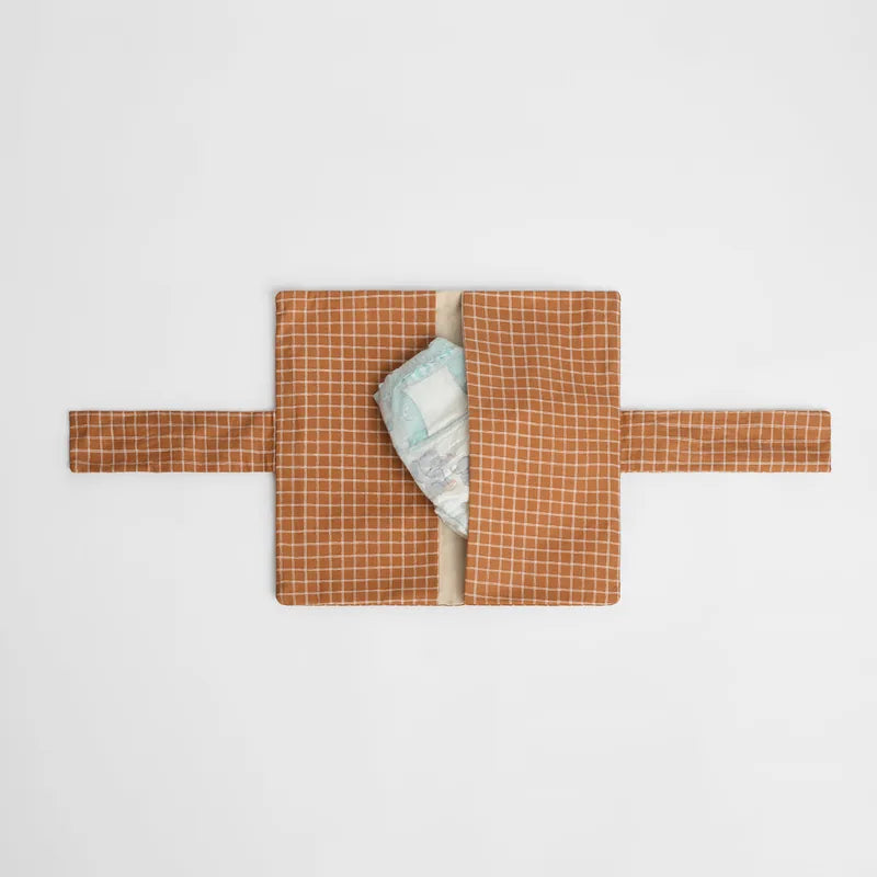 nide-tapis-langer-nomade-rayures-ouvert-avec-couche 